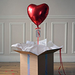 Box surprise ballon en forme de cœur rouge doigt d'honneur – Cadeau  Empoisonné